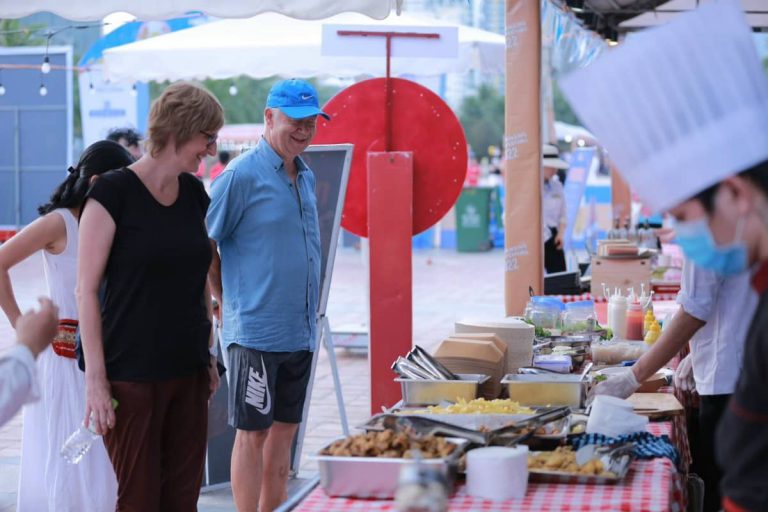 Du khách quốc tế đến tham quan, thưởng thức ẩm thực tại khu vực biển Đà Nẵng